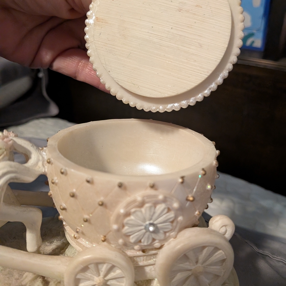 Horse and Carriage VINTAGE Elegant Cream Jewelry Holder - Picture 2 of 3